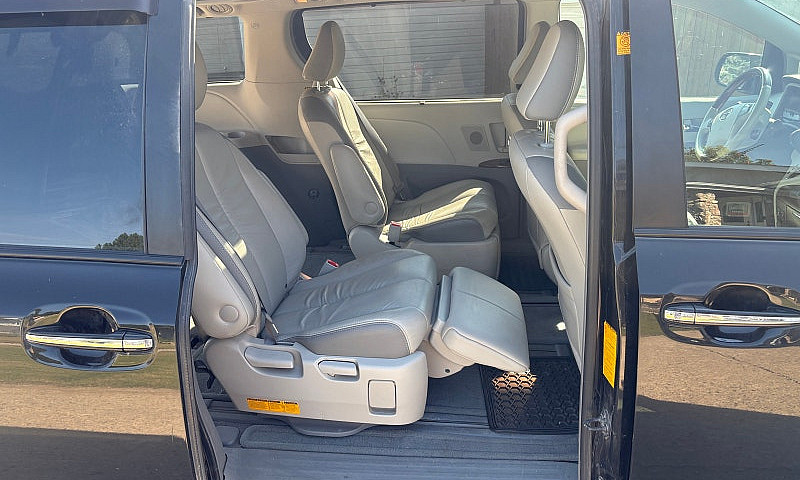 2011 Toyota Sienna L...