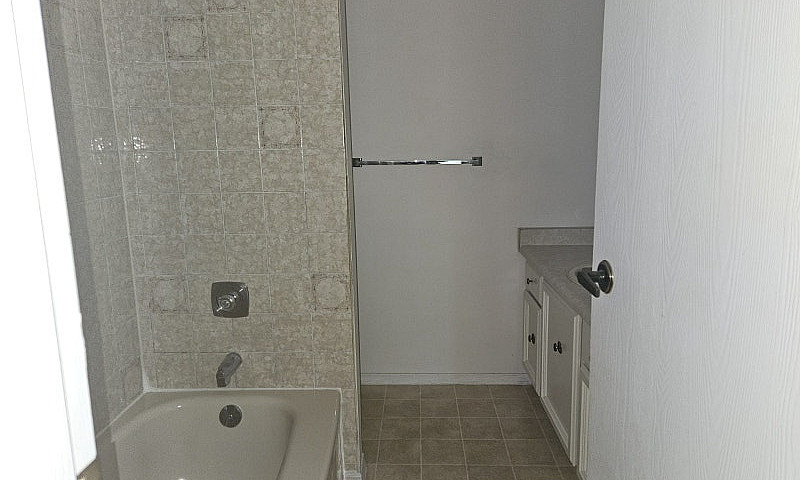 Spacious 2 Bed 2 Ful...