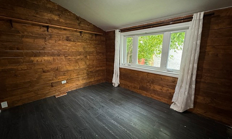 **2 Bed 1 Bath Charm...