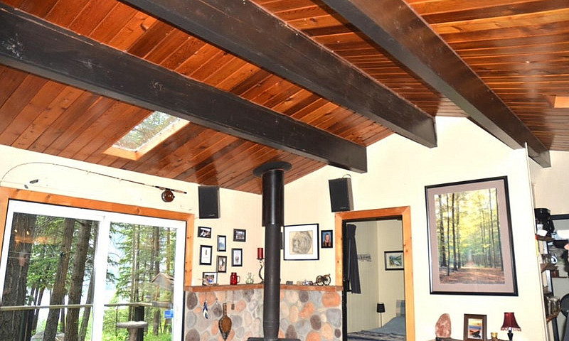 House/Cabin In The M...