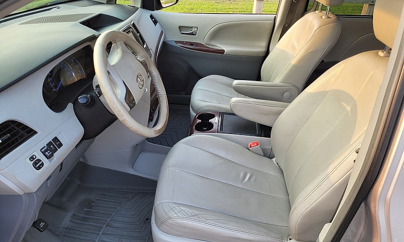 2012 Toyota Sienna X...