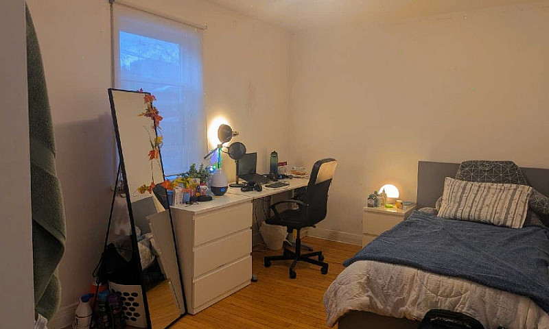 Spacious Room Walkin...