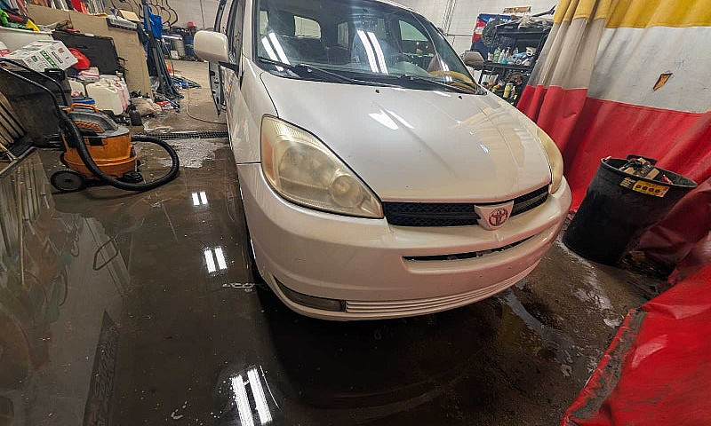 2004 Toyota Sienna A...