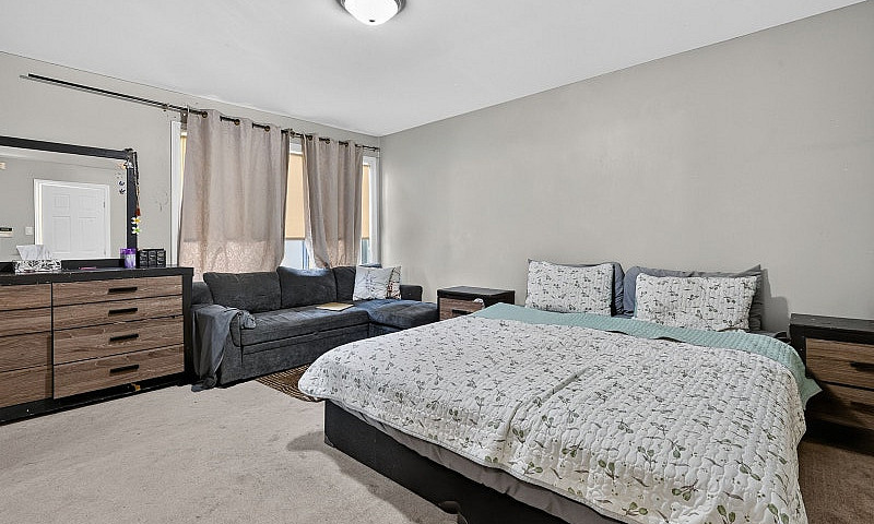 End Unit 3Bd, 3 Bath...