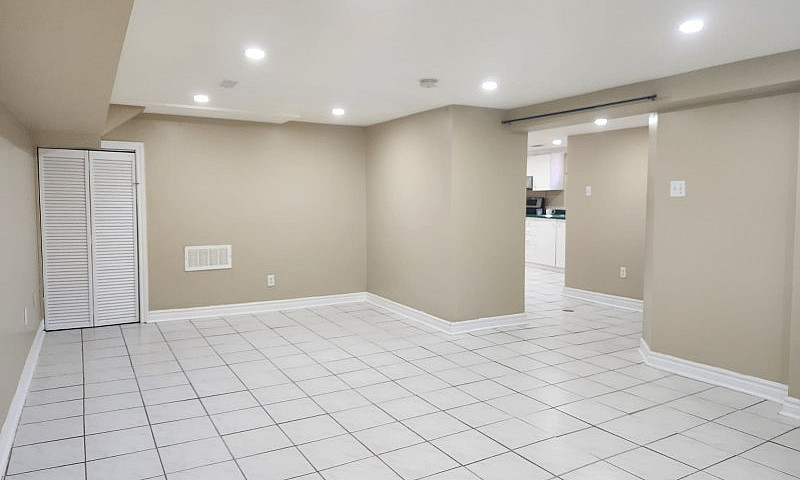 Freshly Renovated Ba...