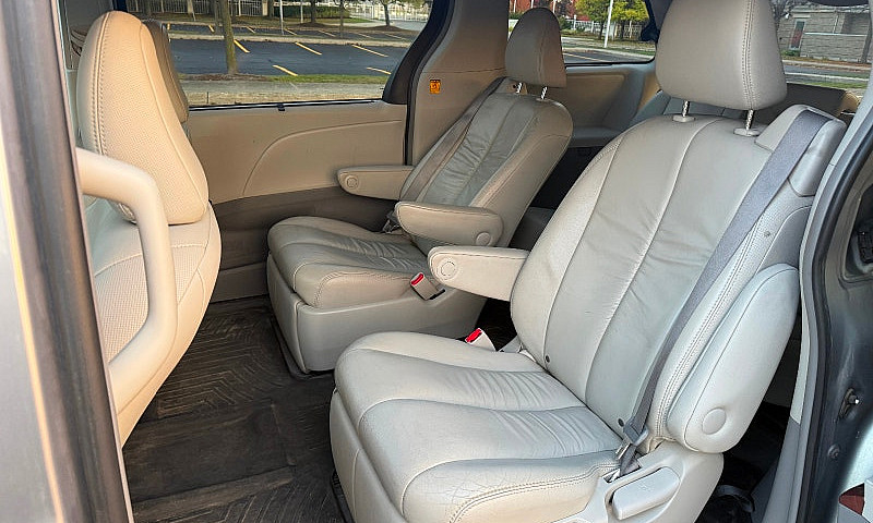 2011 Toyota Sienna X...