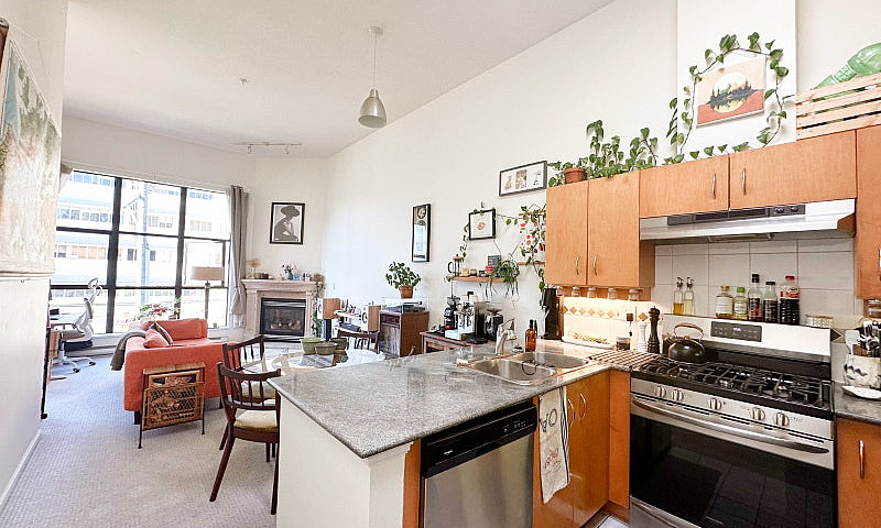 Bright & Spacious 1B...