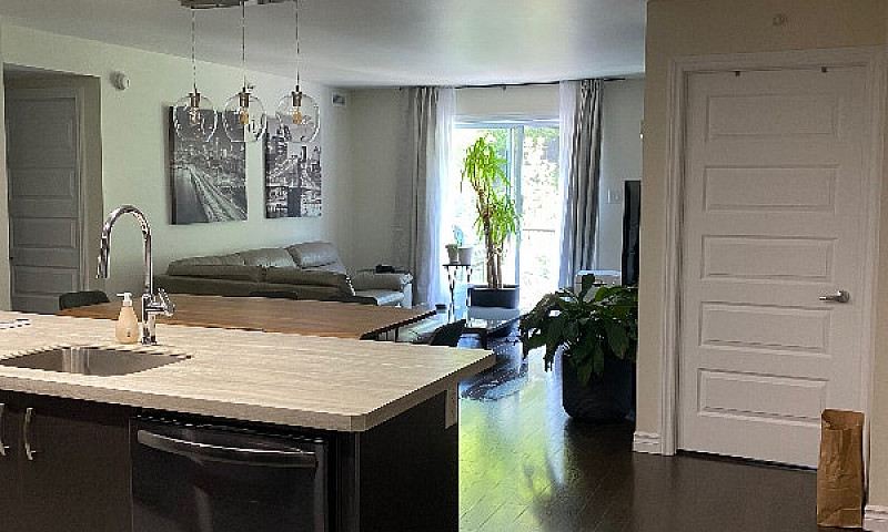 Condo À Louer...
