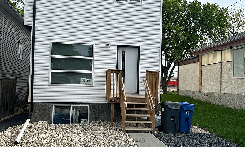 House For Rent In Tr...