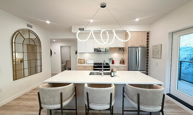 Fully Furnished Luxu...