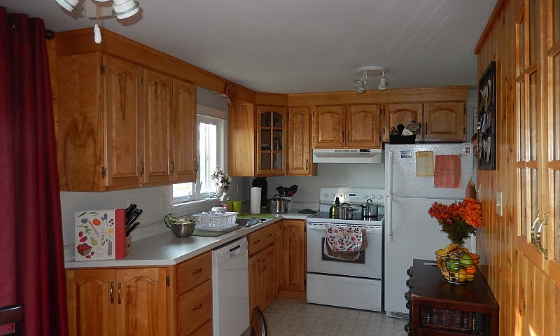 Country Home On 2 Ac...