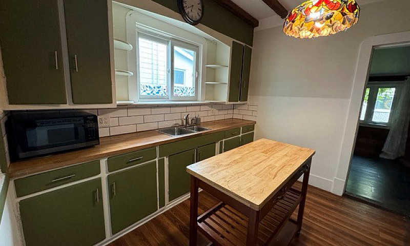 **2 Bed 1 Bath Charm...
