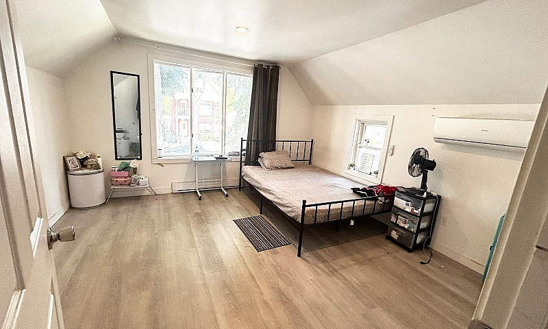Large Room For Rent ...