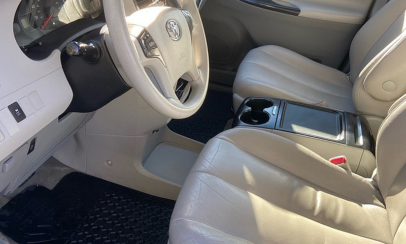 2012 Toyota Sienna L...