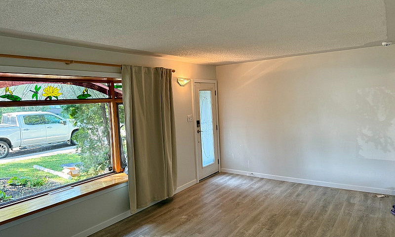 3 Bed Main Floor For...