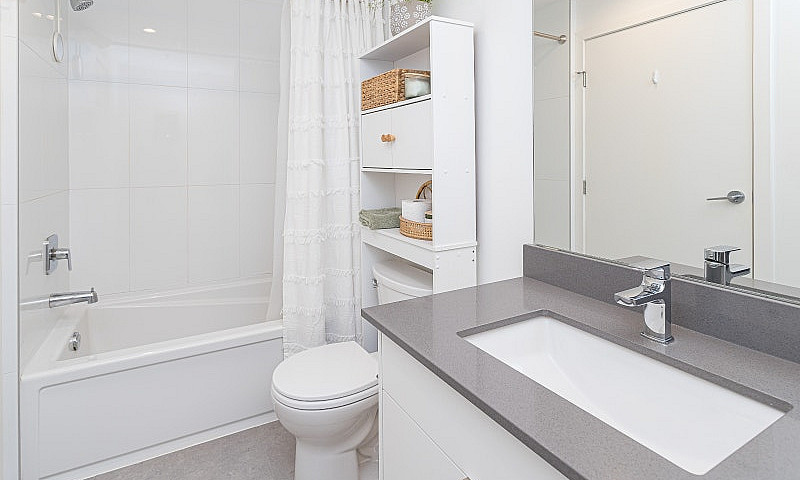 1 Bed +Den Condo In ...