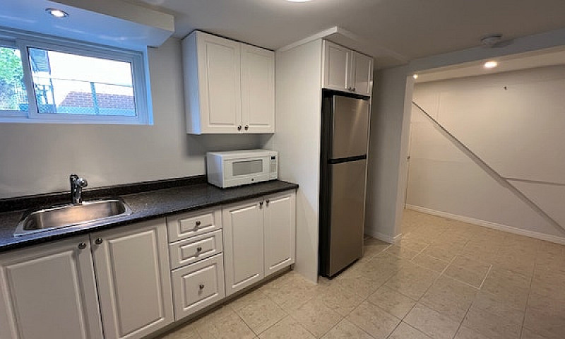 Bright 1-Bedroom Bas...