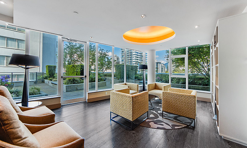 1 Br And Den Condo I...