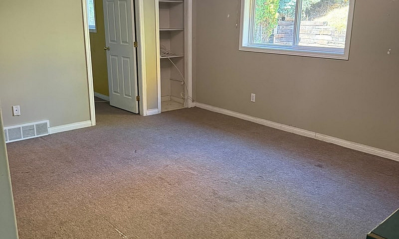 Bright 2 Bedroom Bas...