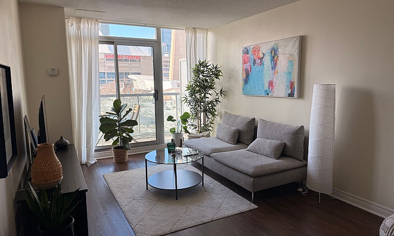 Luxury 1-Bed + Den C...