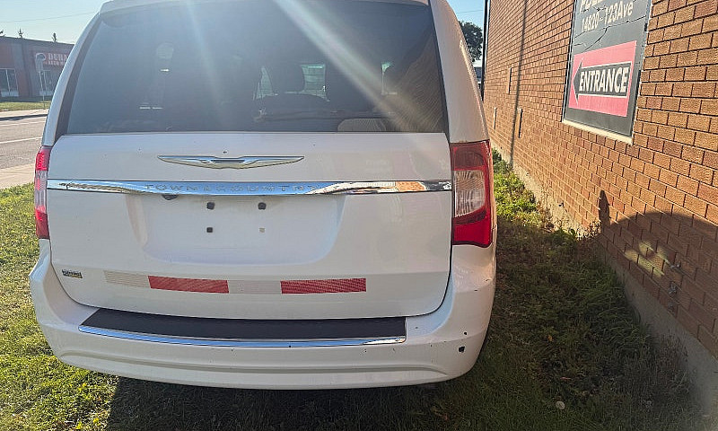 2015 Chrysler Town &...
