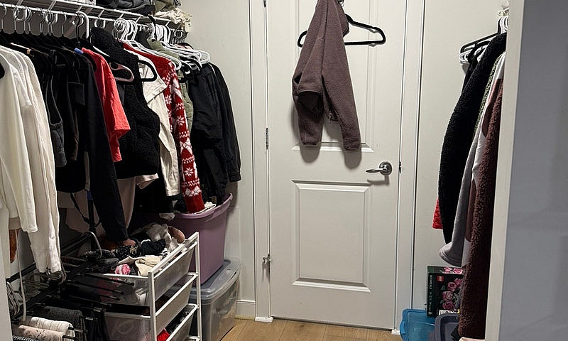 1 Bedroom+Den In Mar...