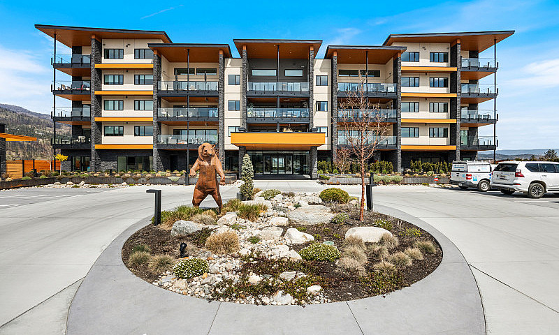 Exquisite Condo Livi...