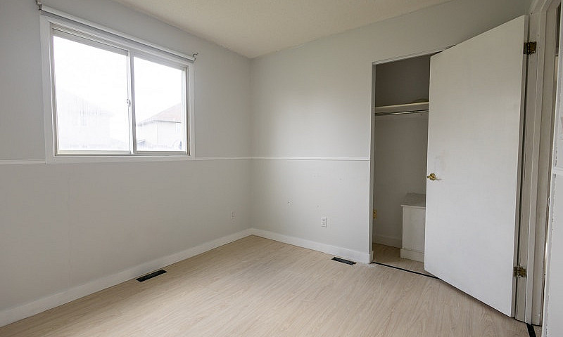 3 Bed 1 Bath Main Fl...