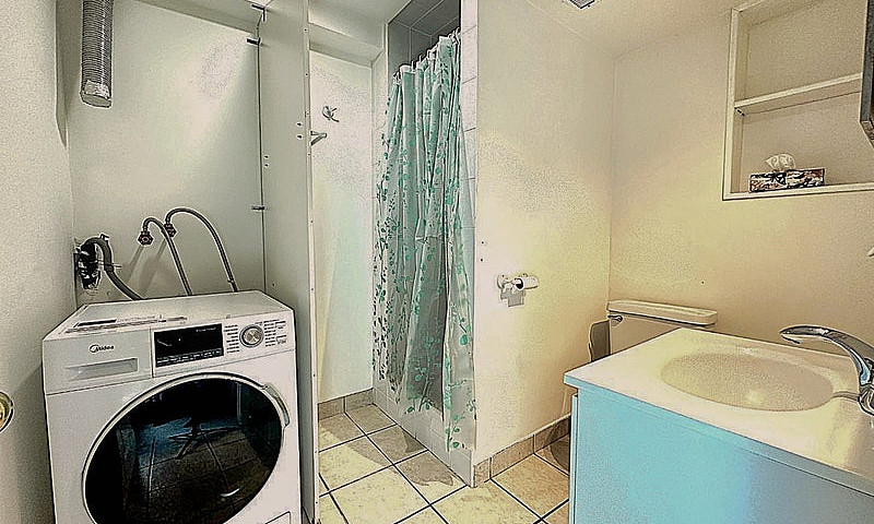 Bright 2-Bedroom Bas...