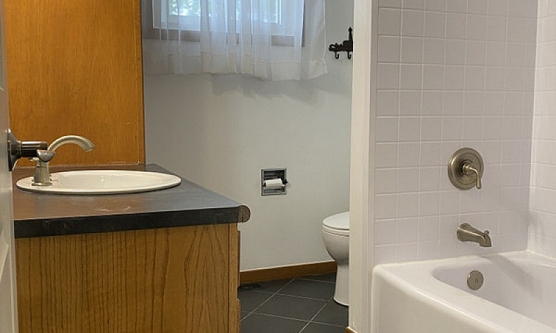 Spacious 3 Bdrm Uppe...