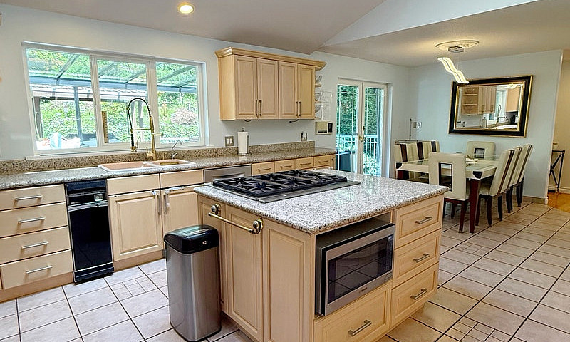 Luxury 5 Bed. 4 Bath...