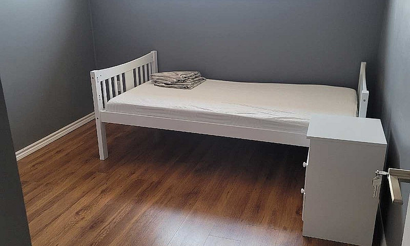3 Bedroom Semi For R...