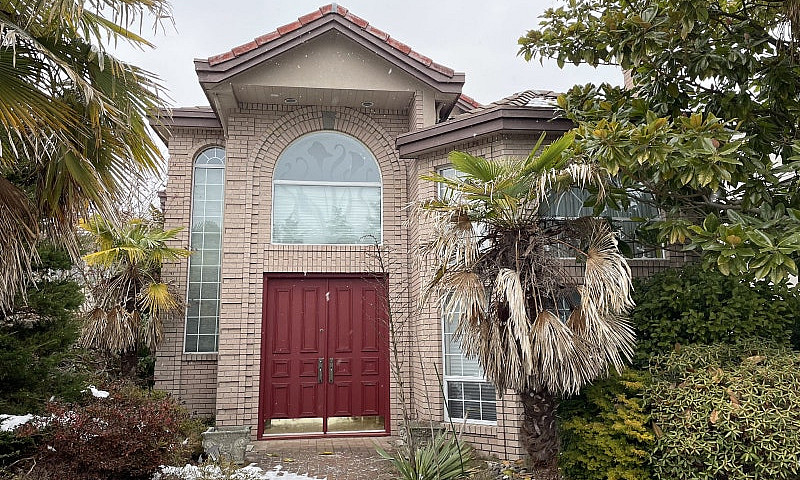 Spacious 5-Bedroom E...