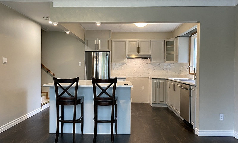 Spacious 3 Bdrm Uppe...