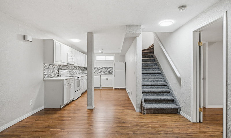 1 Bedroom Basement S...