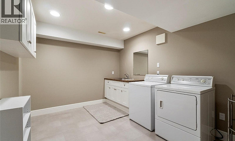 Luxury Lakefront Hom...