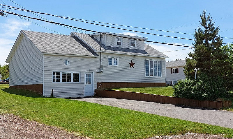 162 Main St, Petervi...