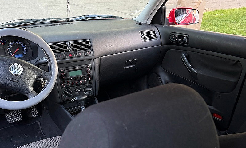 06 Volkswagen Golf...