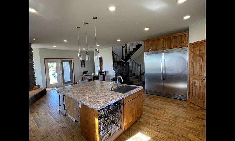 Custom Home On 1/4 S...