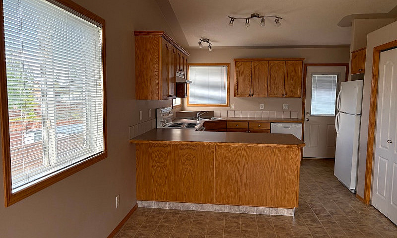 Main Floor Inglewood...