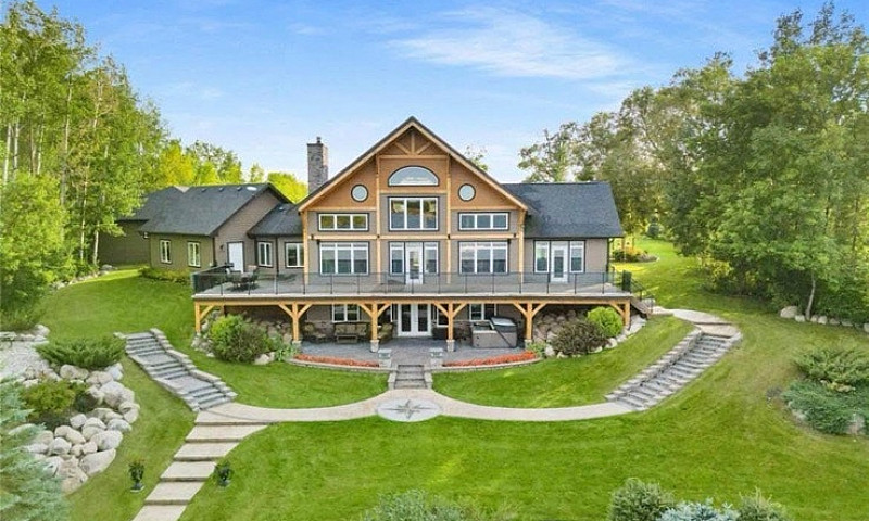 Luxury Waterfront Dr...