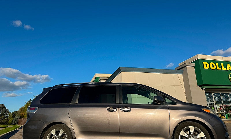 2011 Toyota Sienna 8...