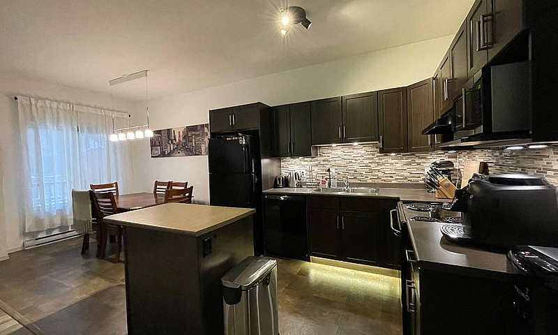 Condo For Sale - Lan...