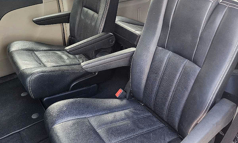 2014 Chrysler Town &...