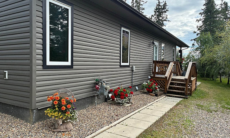 Lakefront Home For S...