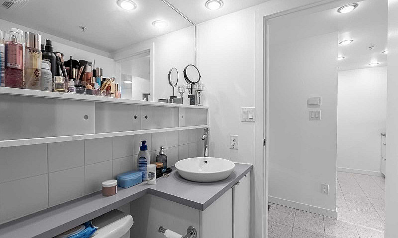 Bright 1-Bedroom Con...