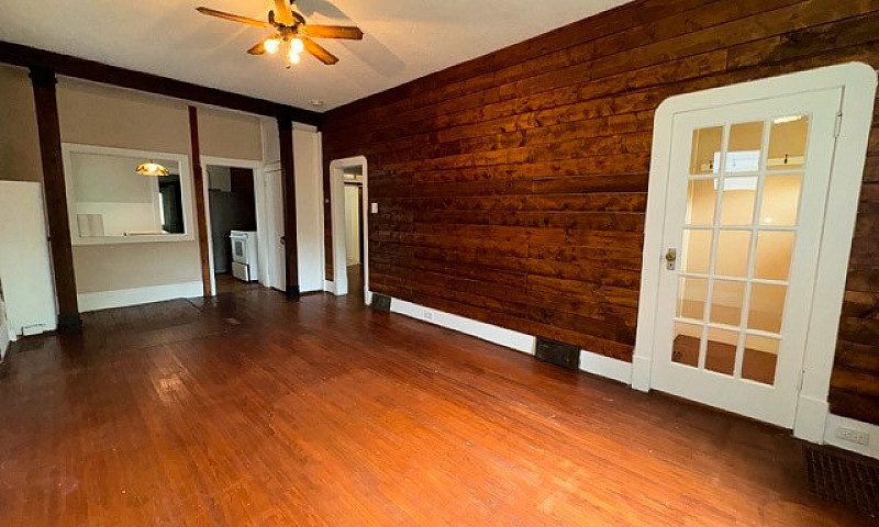**2 Bed 1 Bath Charm...
