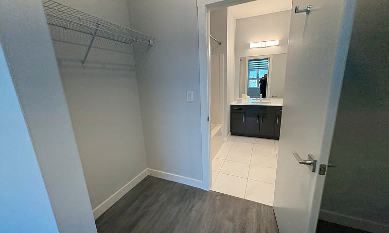 Luxury 1Bd 1Bth Apar...