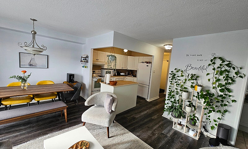 Bright 2-Bedroom Cor...