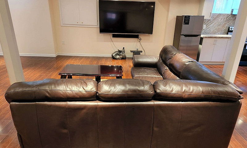 Bright 2-Bedroom Bas...
